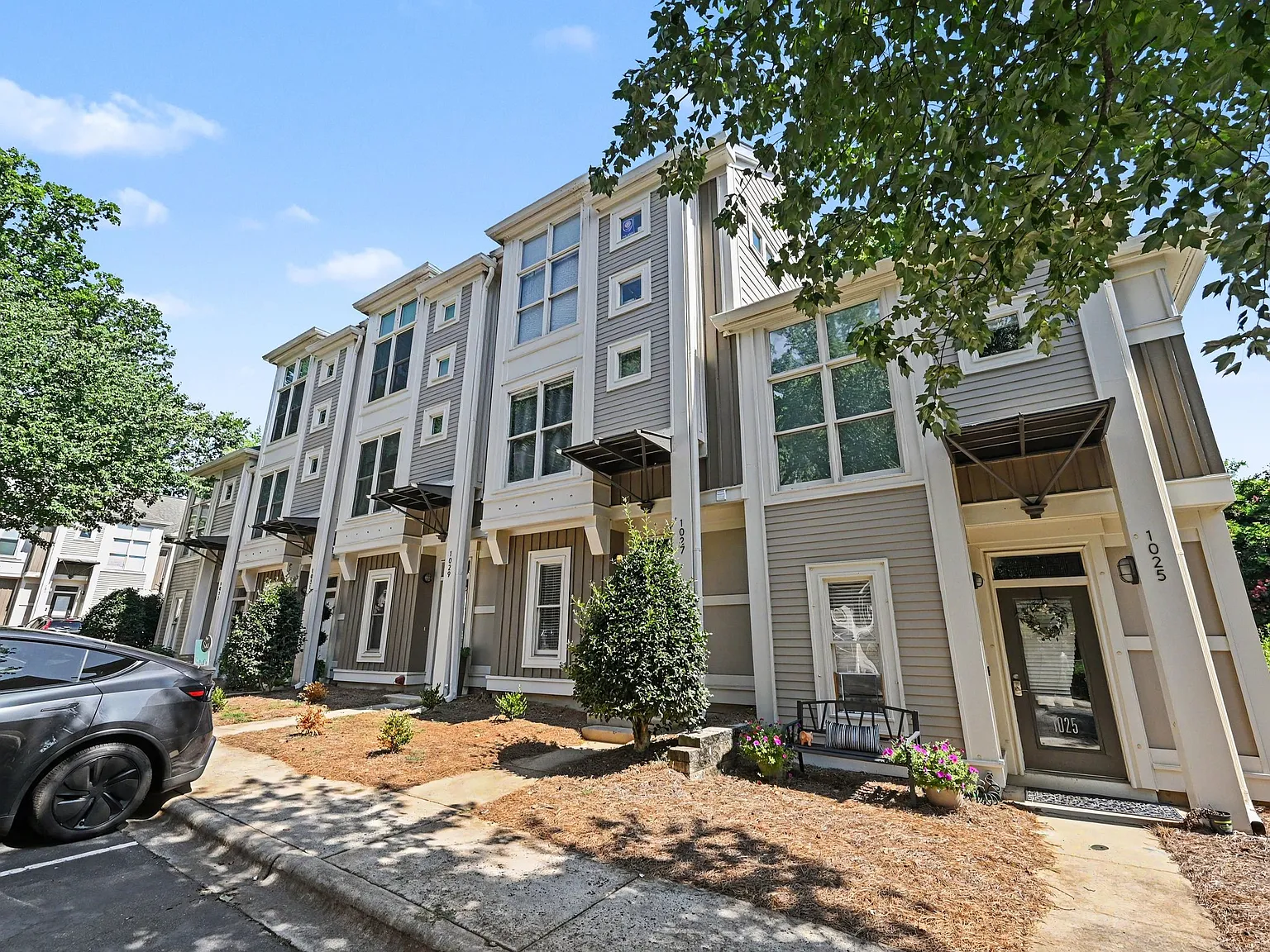 3 bed, 2.5 bath, 1347 sqft, $3,000 — Photo 2