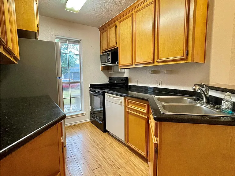 704 Manor Dr — Photo 8