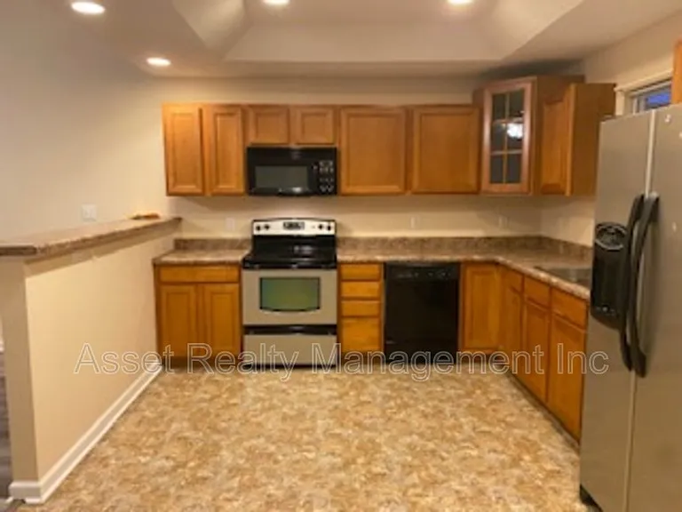 801 Colonial Estates Way — Photo 2