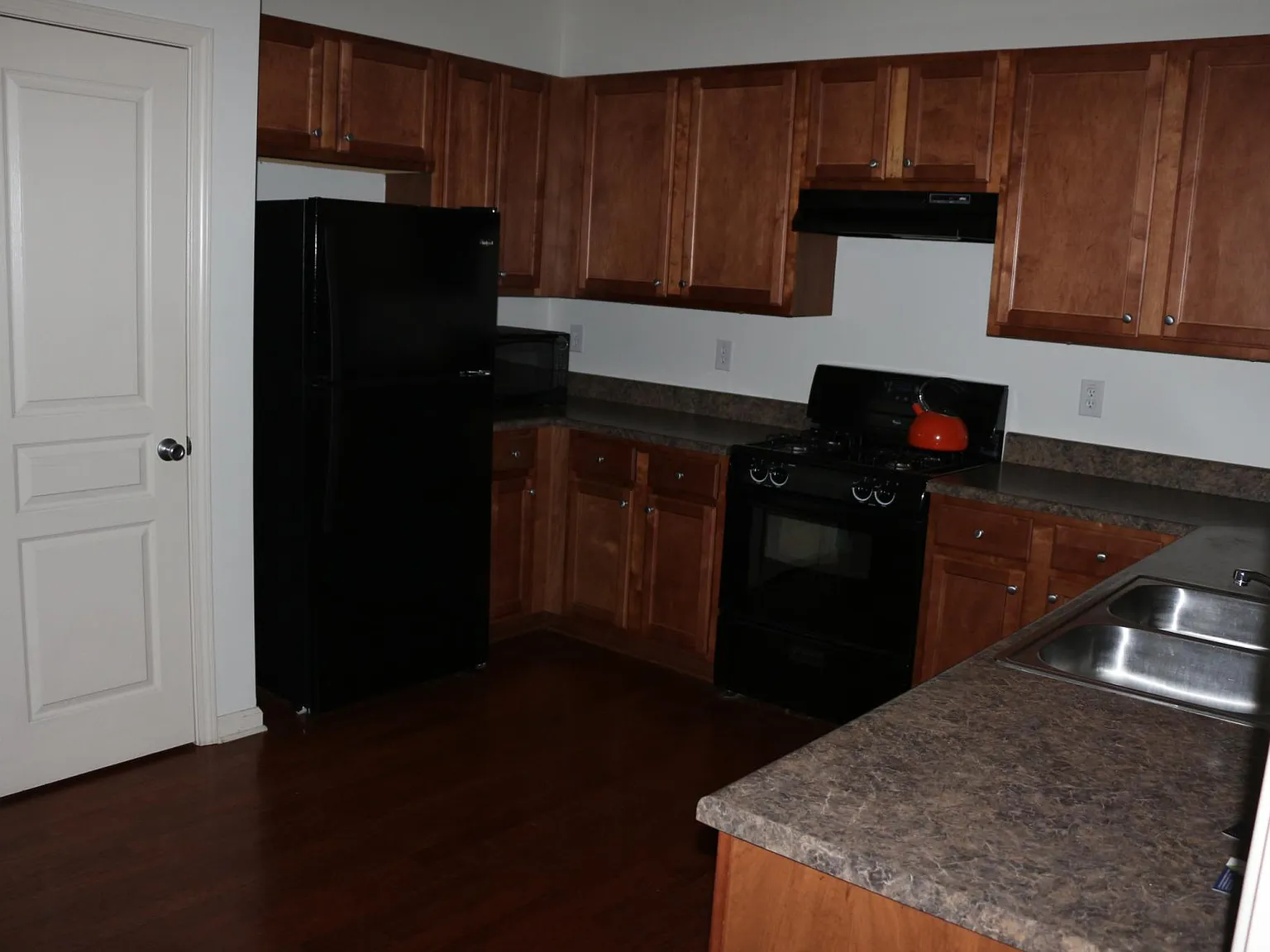 3 bed, 2.5 bath, 1712 sqft, $2,300 — Photo 3