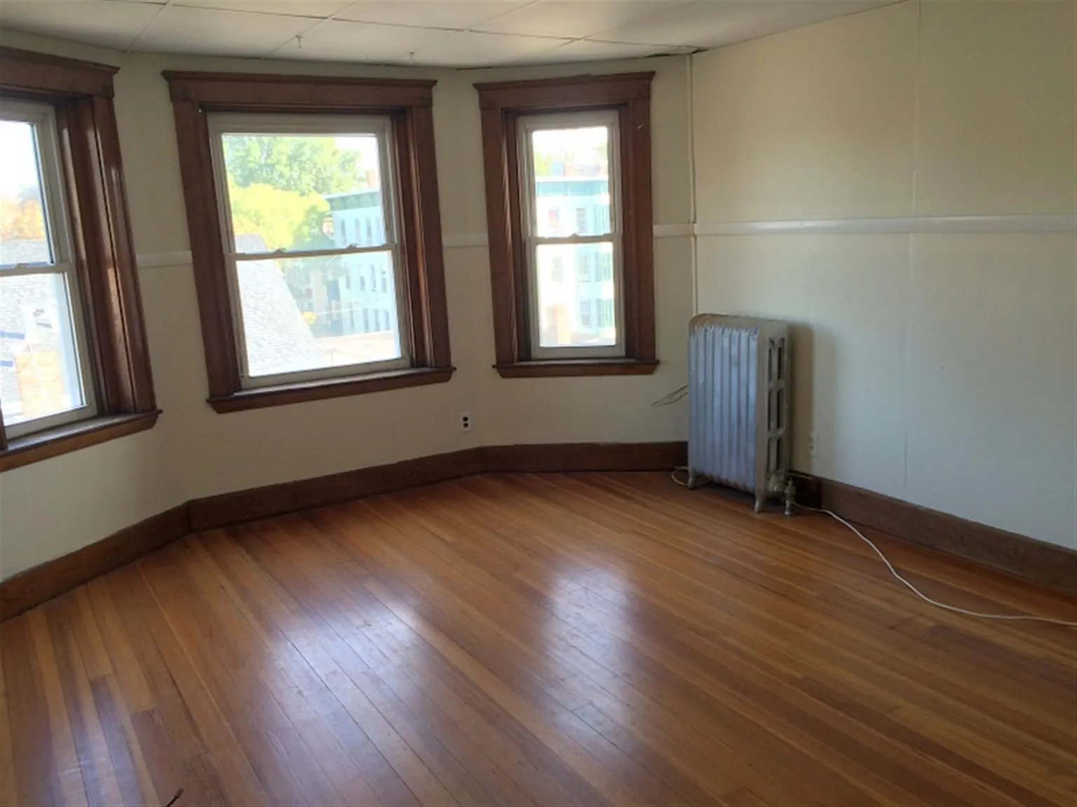 3 bed, 775 sqft, $3,800 — Photo 1