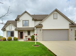 419 Emerald Hills Dr, Fredonia, WI 53021