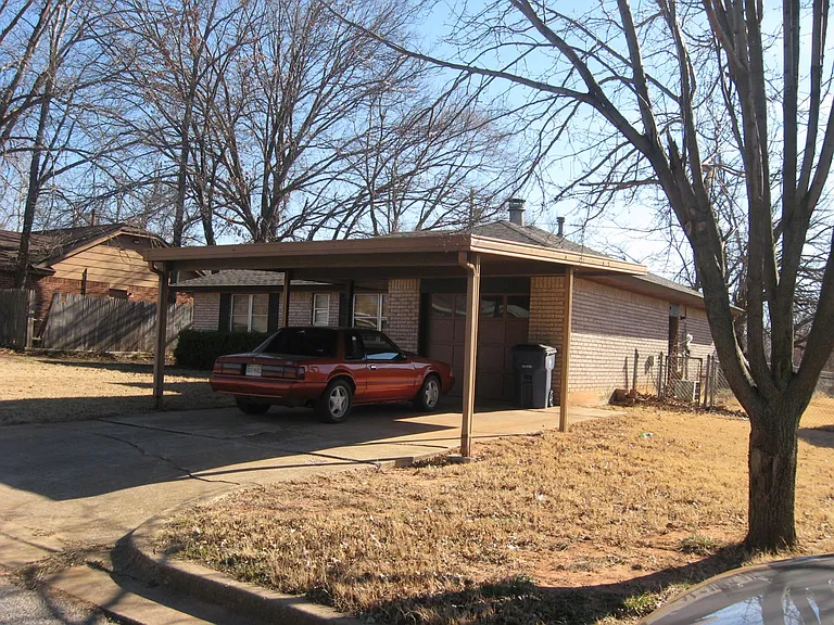 110 W Walnut St — Photo 2