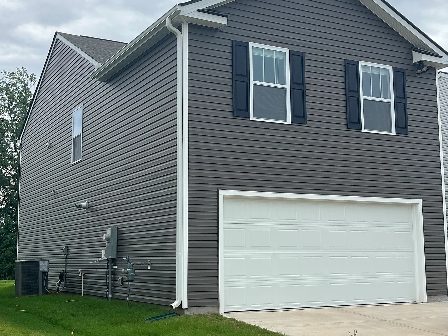 4 bed, 1927 sqft, $2,300 — Photo 2