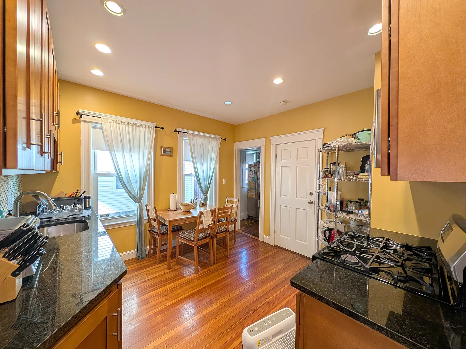 2 bed, 1000 sqft, $3,200 — Photo 2