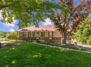 404 NE Colonial Ct, Lees Summit, MO 64064