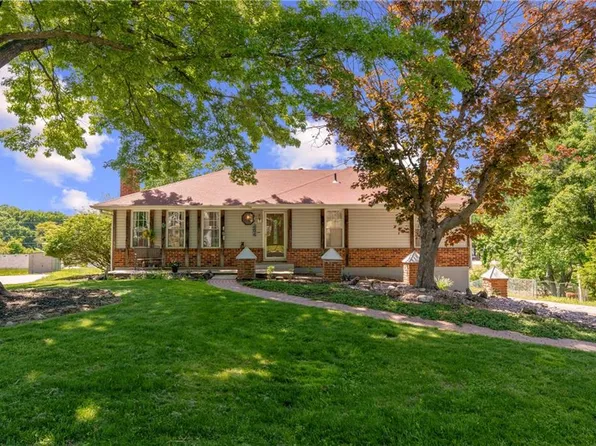 404 NE Colonial Ct, Lees Summit, MO 64064