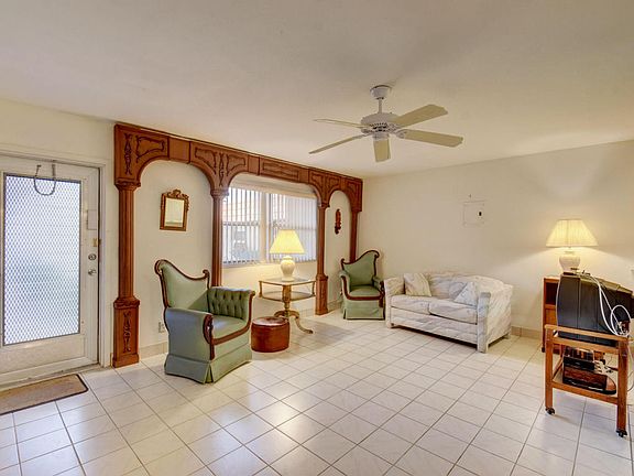 4th image of 46 Seville Dr #B