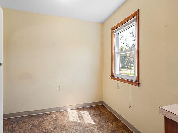 5th image of 227 5th Ave NE