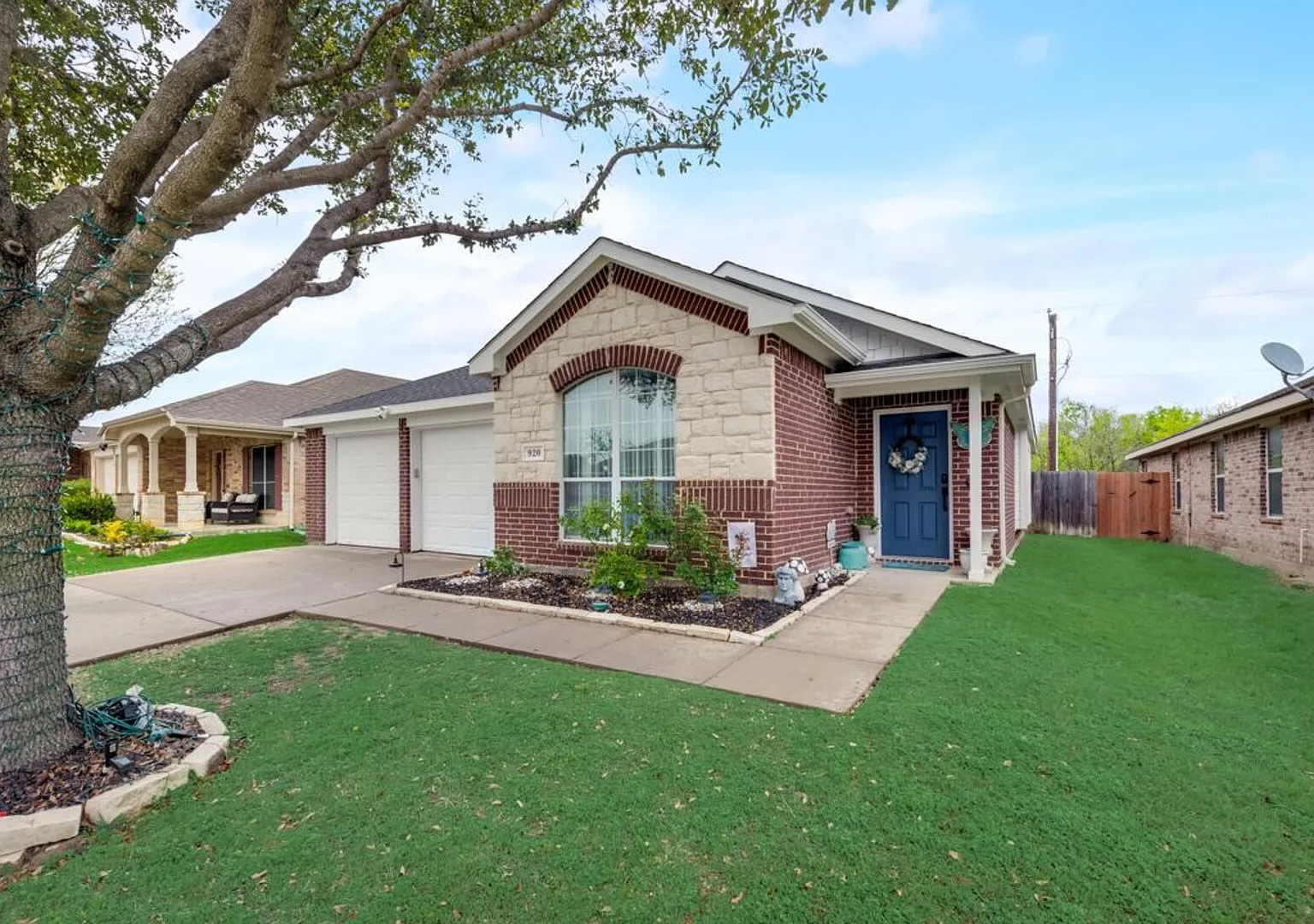 GP020 World Cup Stay - 10min to AT&T - Sleeps 6 - Free Parking — Photo 1