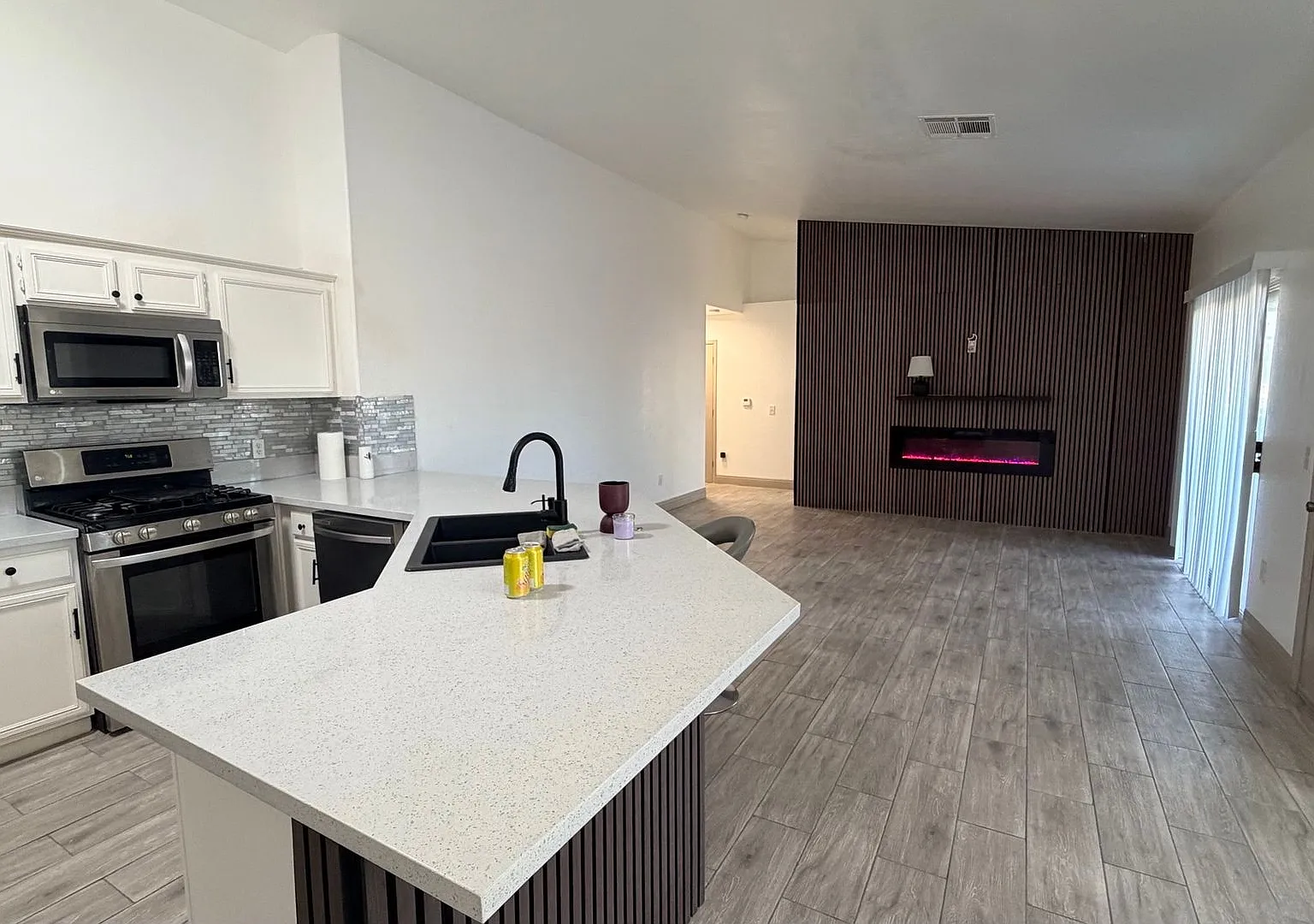 Gated 3 Bedroom Townhome with attached garage — Photo 4