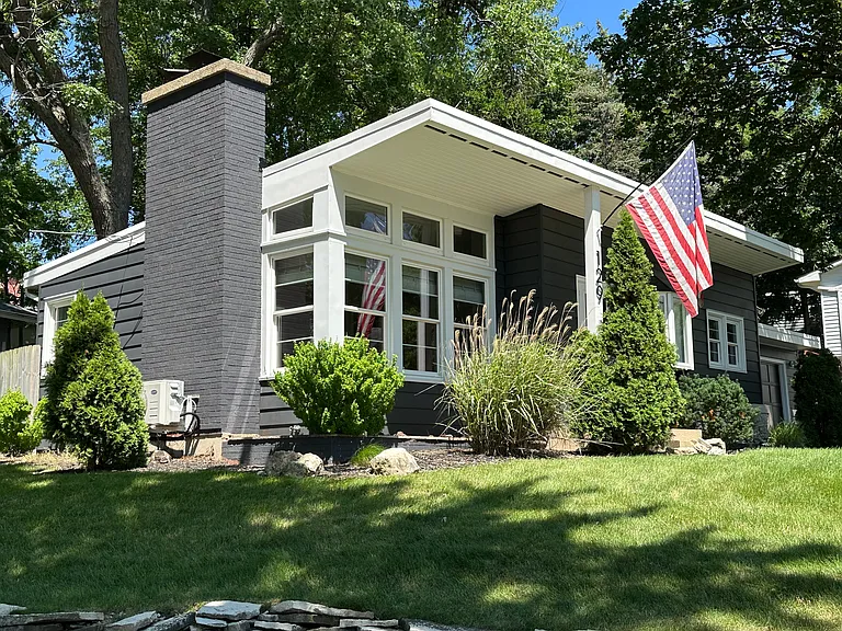 129 Oak St — Photo 1