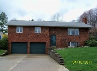48 Norfolk Dr, Coraopolis, PA 15108