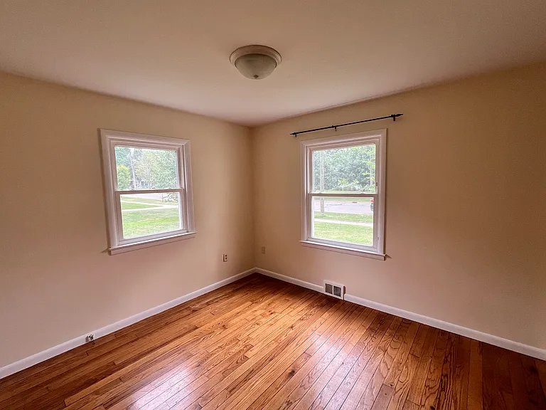 123 E Riverside St — Photo 6