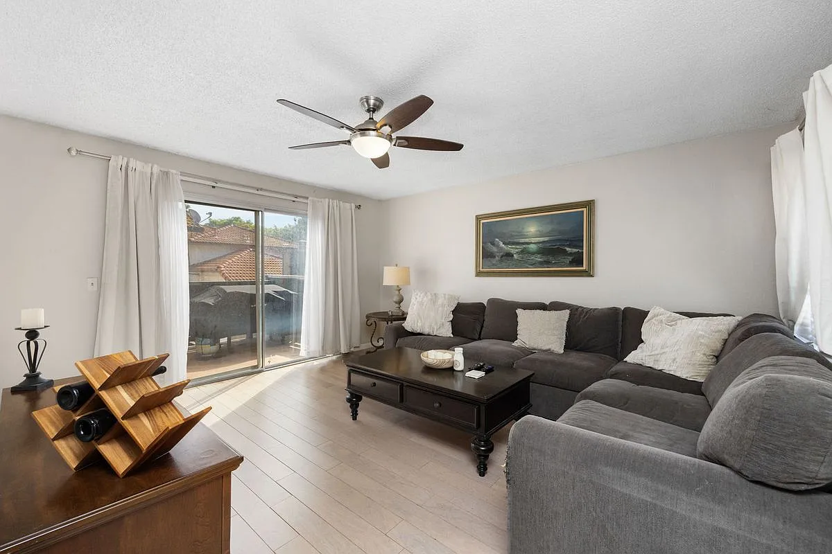 2 bed, 2.0 bath, 1095 sqft, $2,700 — Photo 2