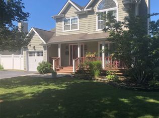 28 Jefferson Ave, East Islip, NY 11730