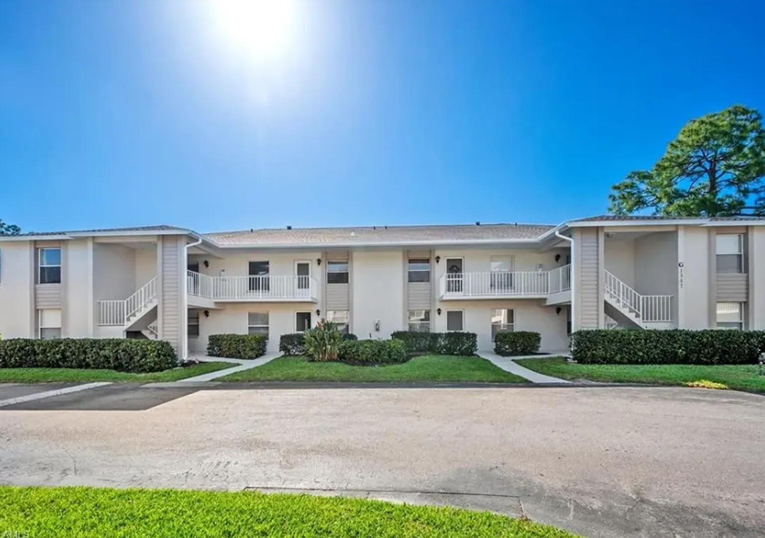 Charming 2 Bed 2 Bath Condo In Naples ** Waiving Move In Fee & Crediting Back Application Fees If... — Photo 1