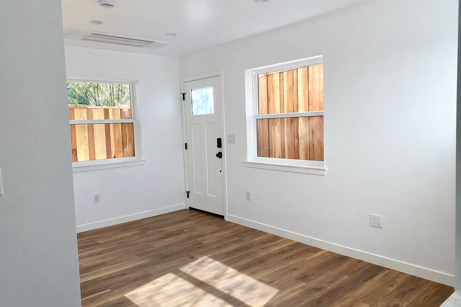 3 bed, 749 sqft, $4,800 — Photo 2
