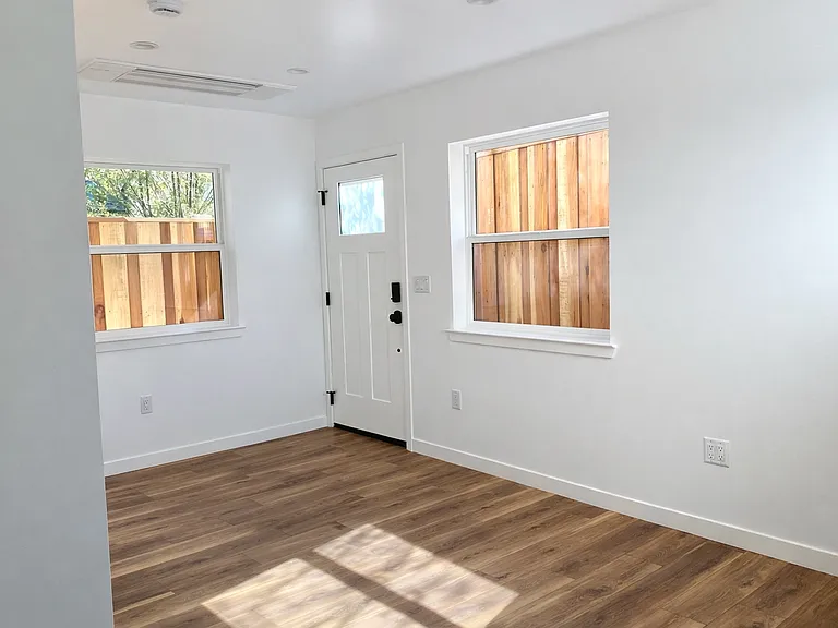 1615 Phillips Ln — Photo 16