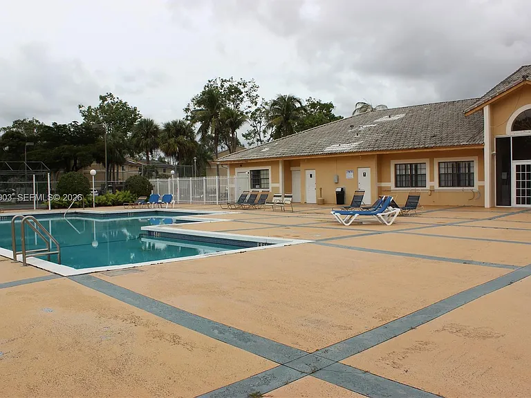 400 Palm Cir W #201 — Photo 37