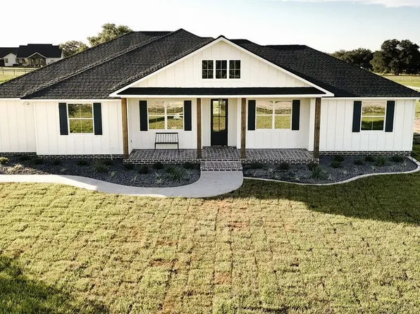 98 Cloverleaf Trl, Victoria, TX 77905