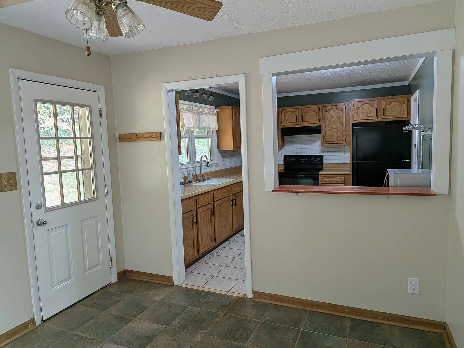 3 bed, 1.5 bath, 1417 sqft, $2,300 — Photo 4