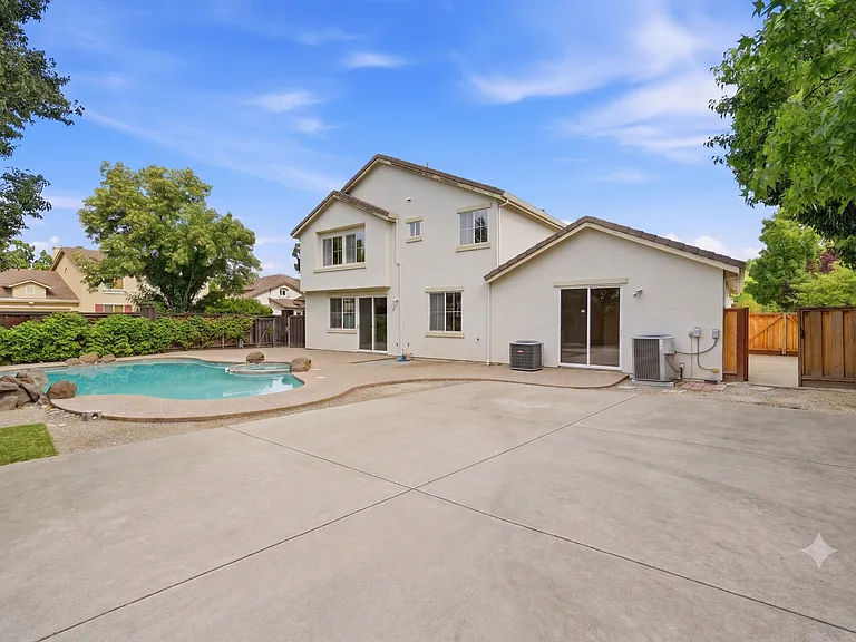 4501 Thoroughbred Ct — Photo 39