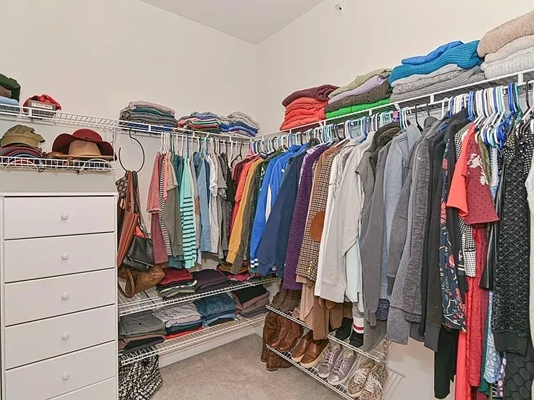 Walking Closet.