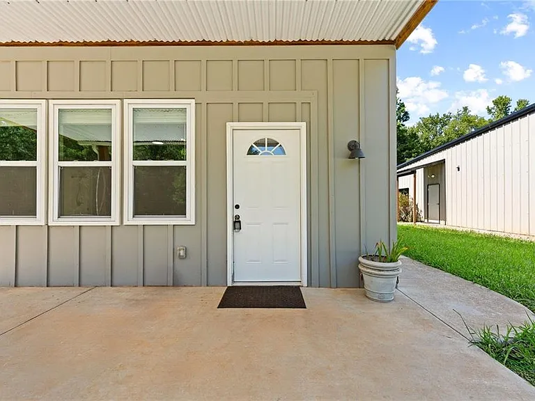 221 Columbus Dr — Photo 11