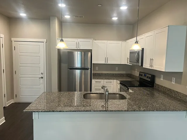 Vine Bldg 14: Unit 202 Type 2: Standard - 202 — Photo 2