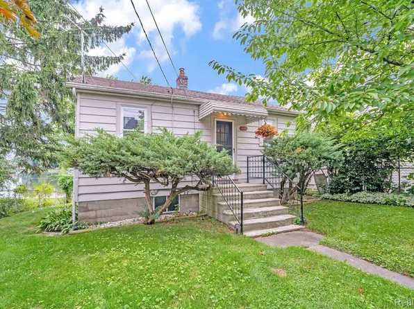 296 Shady Oaks St, Lake Orion, MI 48362