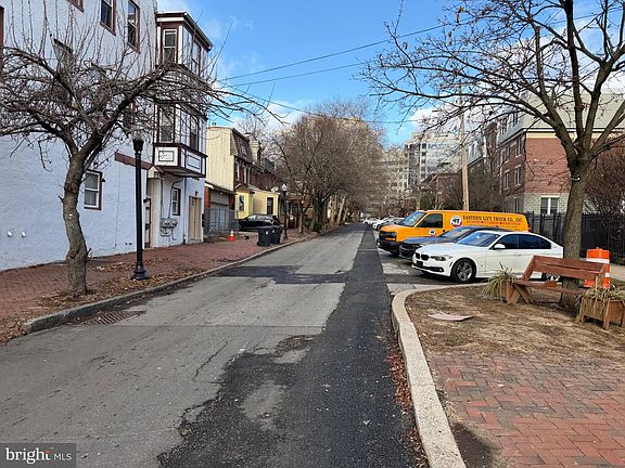5th image of 801 W 9th St