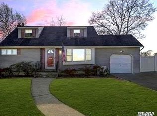 1 Hollywood Ln, Massapequa Park, NY 11762
