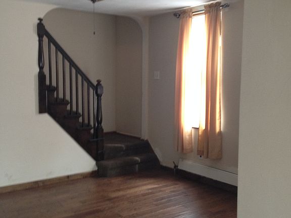 Looking into diningroom from livingroom