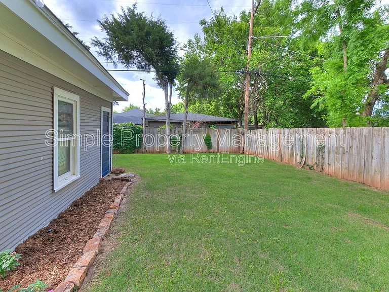 223 NW 21st St — Photo 37