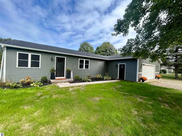 4358 Manor Wood Dr S, Traverse City, MI 49685