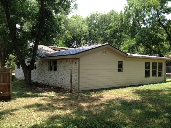2nd image of 304 Meadowlakes Dr