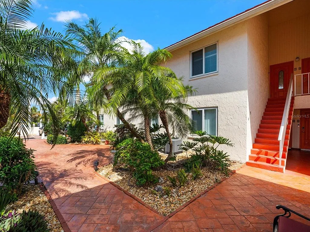 2 bed, 2.0 bath, 1002 sqft, $3,200 — Photo 2