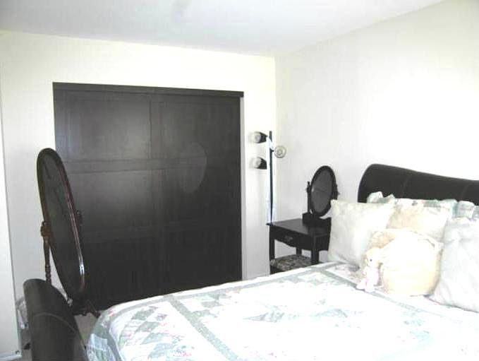 Queen or King-sized bedroom with large closet!