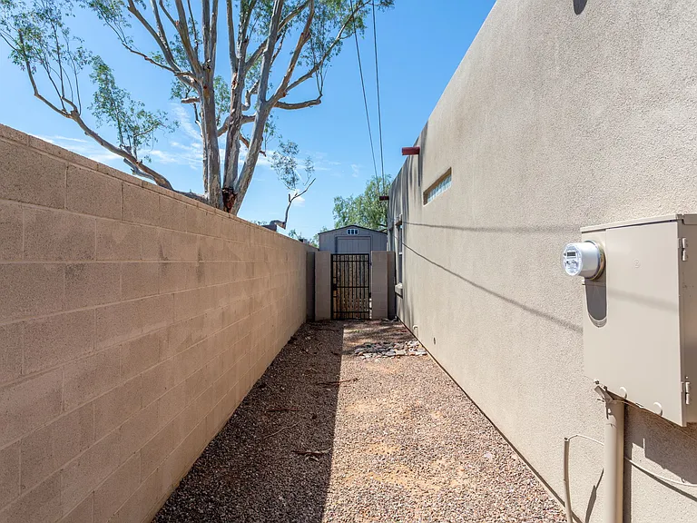 1029 E Blanton Dr — Photo 33