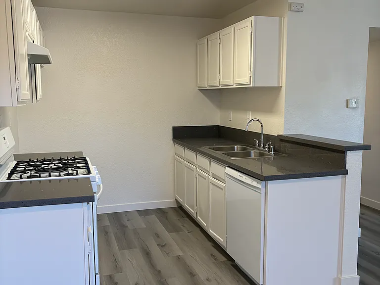 1319 Peckham St #19 — Photo 8