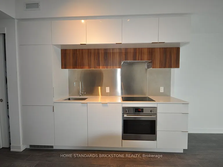 185 Roehampton Ave #2011 — Photo 4