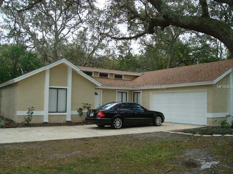 1st image of 305 Hidden Lake Dr