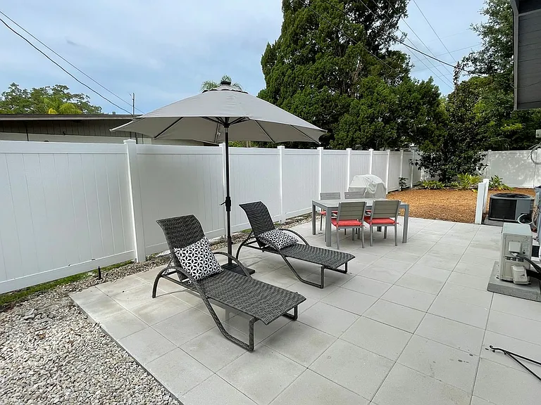 2832 Bay St — Photo 2
