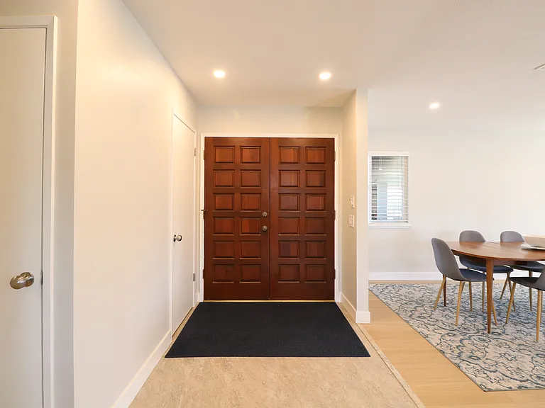 586 Poppy Ln — Photo 2