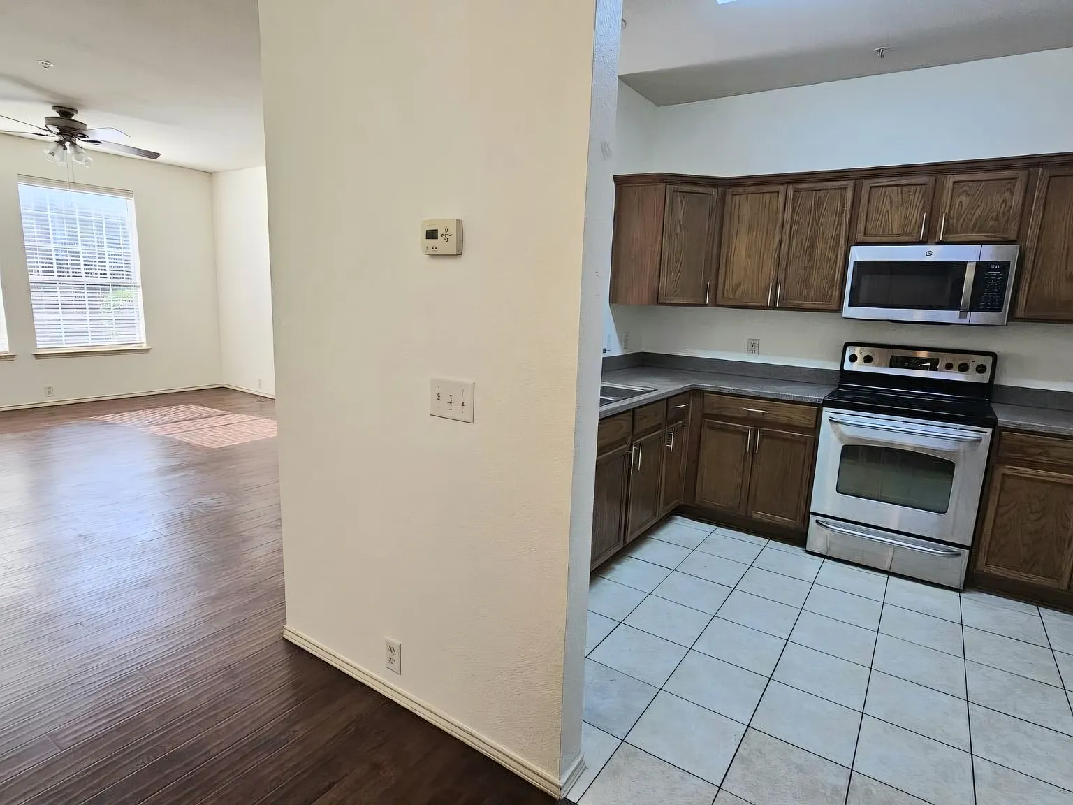 3 bed, 2.5 bath, 1644 sqft, $1,980 — Photo 4