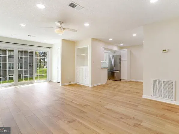 12023 Golf Ridge Ct APT 102, Fairfax, VA 22033