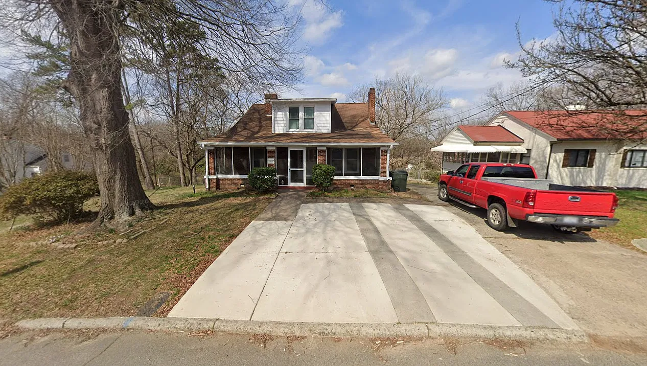 5 bed, 2200 sqft, $1,999 — Photo 1