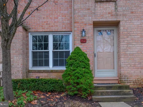 26 Rampart Dr, Chesterbrook, PA 19087