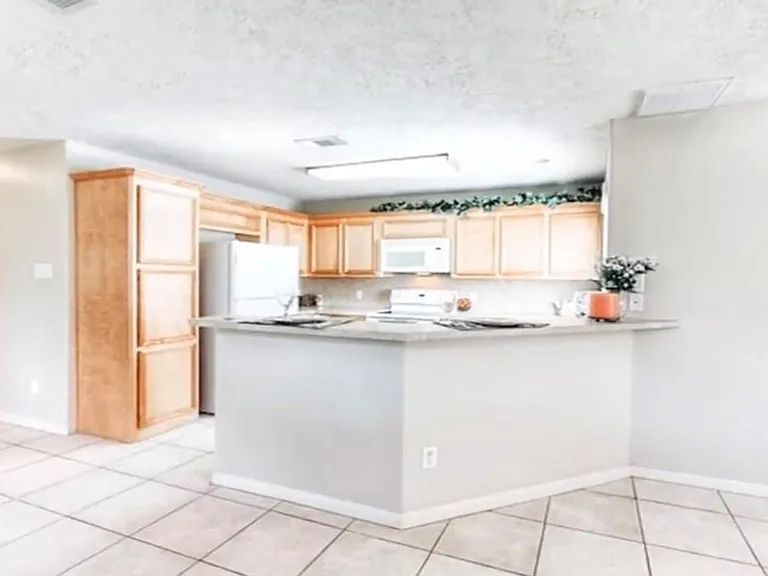 614 Foster St — Photo 4
